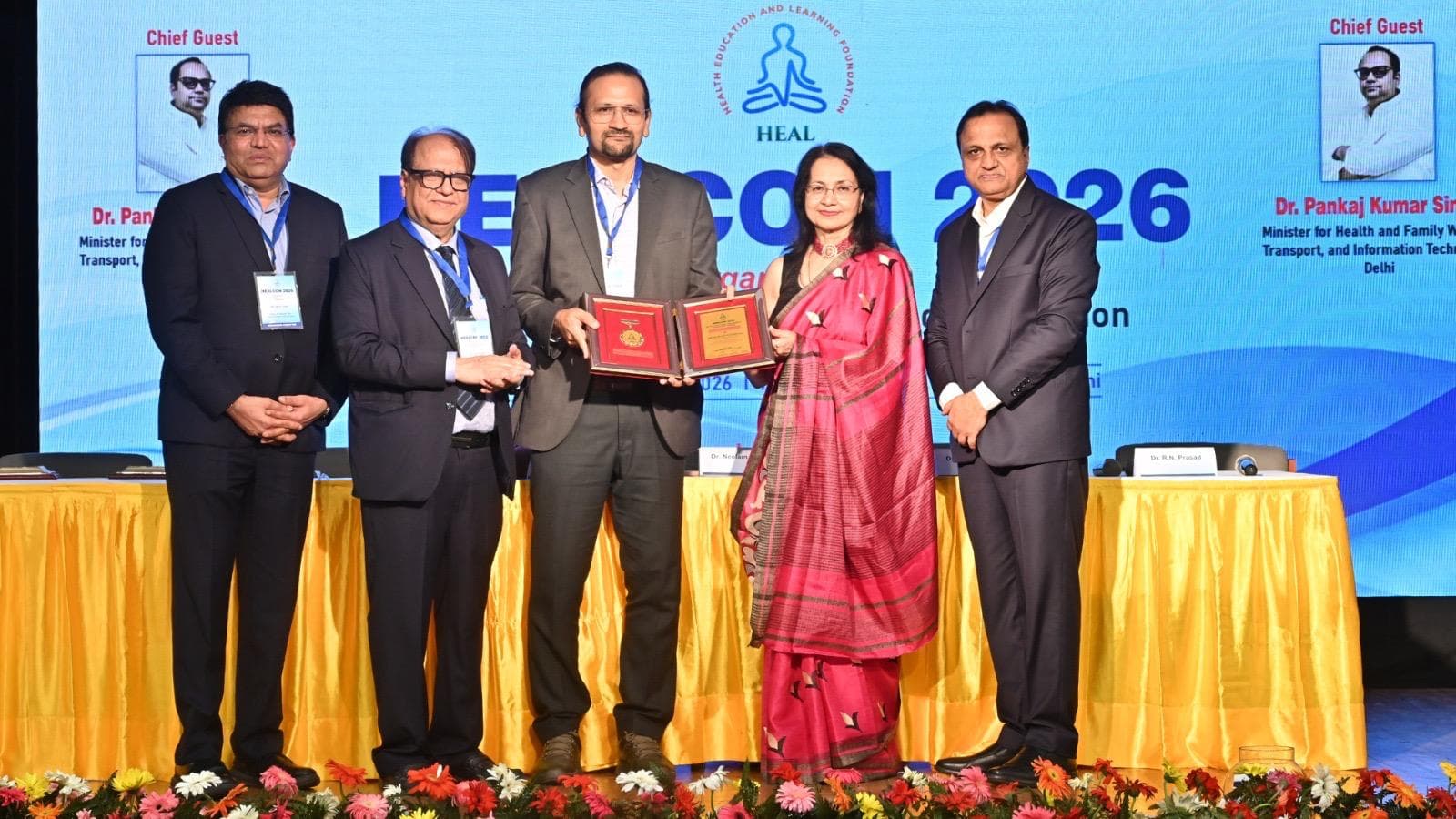 Award presentation at HEALCON 2026 with the organising panel